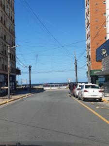 een lege straat met auto's aan de kant van de weg bij Ikigai Departamento in Santa Teresita