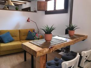 a living room with a couch and a wooden table at estudio judería in Sigüenza +1 photo