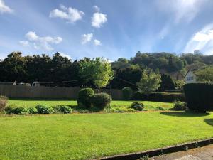 ランゴレンにあるGreen Acresの塀と緑草の庭 +12枚の写真