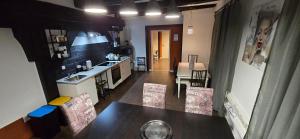 a kitchen with a table and chairs in a room at Zentrumsnahe Apartments an der Bucht in Rostock