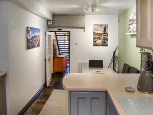 TrevorにあるMynydd A Mor, Mountains And Seaのカウンタートップ付きのキッチンとリビングルーム +22枚の写真