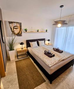 Postel nebo postele na pokoji v ubytování Hollywood Apartman - Sun, Relax & Golf