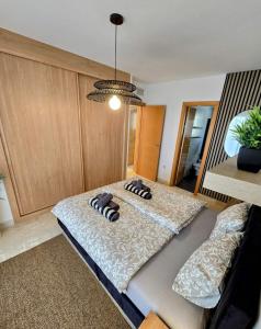 Postel nebo postele na pokoji v ubytování Hollywood Apartman - Sun, Relax & Golf + 29 fotografií