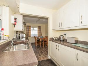 eine Küche mit Spüle und Arbeitsplatte in der Unterkunft Island View - Cottage in Aberdaron