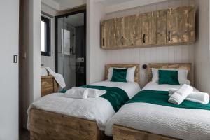 deux lits jumeaux dans une chambre avec salle de bain dans l'établissement Lodges Arverne, à Vic-le-Comte 31 autres photos