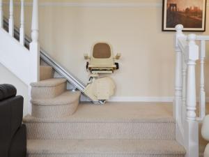 een stoel op de trap van een huis bij Hedderwick House in Pittenweem +10 foto's