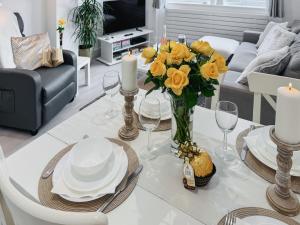 リトルハンプトンにあるLamornaのリビングルーム(黄色い花瓶付)