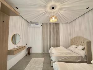 ein Hotelzimmer mit einem Bett und einem Spiegel in der Unterkunft سَروة للوحدات السكنية in Abha + 60 Fotos