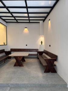 Zimmer mit Bänken, Tisch und Beleuchtung in der Unterkunft سَروة للوحدات السكنية in Abha