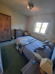 Ένα ή περισσότερα κρεβάτια σε δωμάτιο στο CwmwdigCwtch2