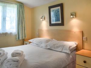 ein Schlafzimmer mit einem Bett mit Handtüchern darauf in der Unterkunft Cat's Cove - Uk47720 in Saint Merryn