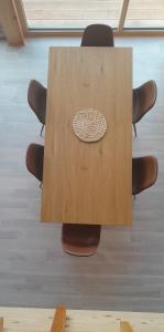 een houten tafel met vier stoelen eromheen bij Villa Leone in Nowe Warpno