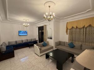 Χώρος καθιστικού στο Apart familiar bab okla