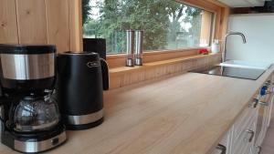 een keuken met een koffiezetapparaat op een aanrecht bij Villa Leone in Nowe Warpno +32 foto's