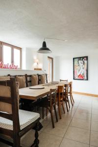 a dining room with a table and chairs at Le Logis du Vieux Donjon in Châteaumur