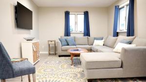 un soggiorno con un divano e un tavolo di Bay Escape a North Cape May