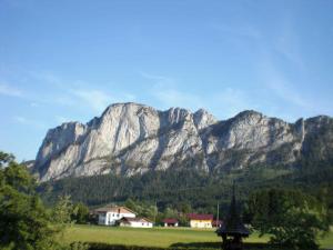 einen Berg in der Ferne mit Dorf und Kirche in der Unterkunft Ferienwohnung Winklhofer in Mondsee