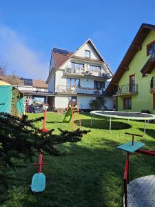 a house with a yard with a trampoline at Pod Cisowcem in Sromowce Wyżne