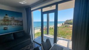 Una habitación con balcón con vista al mar. en LUXE 1 Venezia Suite, en Obzor