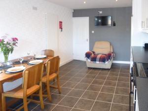 eine Küche und ein Esszimmer mit Tisch und Stühlen in der Unterkunft The Briar Rose in New Herrington