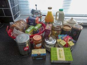 ein Korb mit Lebensmitteln und anderen Nahrungsmitteln auf einer Theke in der Unterkunft The Briar Rose in New Herrington