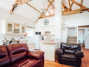 a living room with a couch and a kitchen at Flemish Cottage - Uk6720 in Lydstep