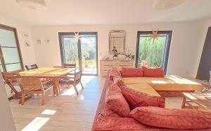 Posezení v ubytování Provençal Villa With Pool In Valbonne