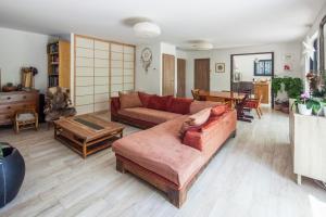 Posezení v ubytování Provençal Villa With Pool In Valbonne