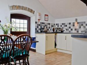 Kuchyň nebo kuchyňský kout v ubytování The Granary