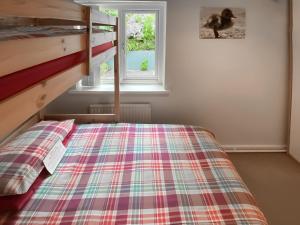 En eller flere senge i et værelse på Ty Howton + 11 billeder