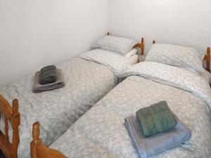 Giường trong phòng chung tại Edward Terrace Cottage