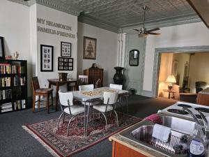ShamokinにあるShamokin Bed and Breakfastの部屋にテーブルと椅子のあるキッチン