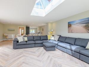 Great BirchamにあるCherry Ridgeの大きなソファとテーブルのあるリビングルーム