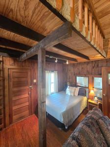 Postel nebo postele na pokoji v ubytování Lakefront Fun on Papakeechie | Kayaks & More!