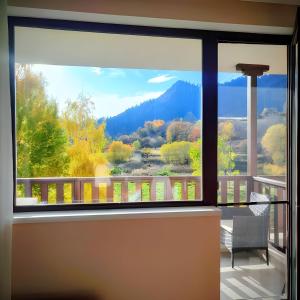 スモリャンにあるАпартамент "Rodopi" с Гледка към Езеро Безплатен Подземен Гаражの景色を望むバルコニーの窓から景色を望めます。