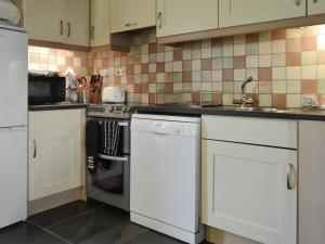 Køkken eller tekøkken på Aunt Nell's Cottage - 18826