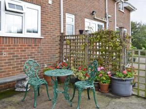 NewchurchにあるThe Galley - E3770の家の前の椅子2脚とテーブル
