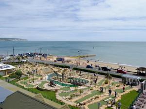 NewchurchにあるThe Galley - E3770の人と海の景色を望む +2枚の写真