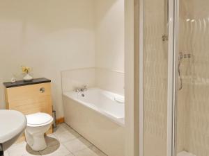 a bathroom with a tub and a toilet and a sink at Beech Cottage - E4779 in Atwick