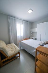 a bedroom with two beds and a window at 4 quartos Conforto e silêncio no coração de BH in Belo Horizonte
