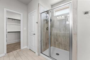 Koupelna v ubytování Luxury 3BR House near Airport in Midland TX + 20 fotografií