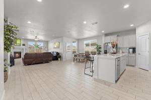 Kuchyň nebo kuchyňský kout v ubytování Luxury 3BR House near Airport in Midland TX