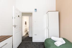 une chambre avec un lit et un miroir dans l'établissement Contractors-Sleeps 7-FreeWiFi-CityCentre, à Spon End