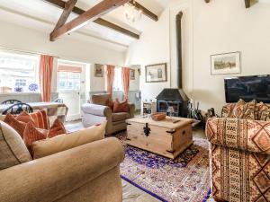 a living room filled with furniture and a fire place at Stable Cottage - E5118 in West Burton