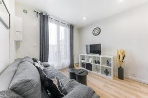 TV a/nebo společenská místnost v ubytování Appartement Cinéma Aéroport Orly - Parking gratuit & VTC