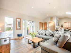 een woonkamer met een bank en een tafel bij Appletree Lodge in Ayr