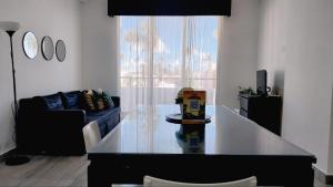 een woonkamer met een tafel en een bank bij Punta Cana Beach Pool Bavaro 1 in Punta Cana
