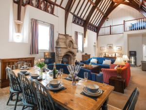 BurwartonにあるThe Old School House 1-Uk32061の木製のテーブルと椅子のあるリビングルーム