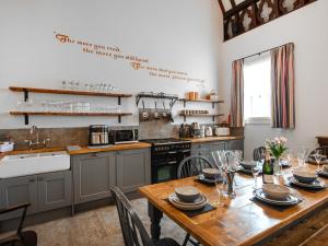 BurwartonにあるThe Old School House 1-Uk32061のキッチン(木製テーブル、椅子付)、ダイニングルーム