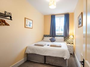 BurwartonにあるThe Old School House 1-Uk32061の窓付きのベッドがある小さな寝室 +22枚の写真